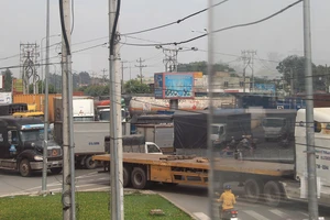 Vòng xoay An Phú thường kẹt xe hàng giờ vì thiếu CSGT và đèn tín hiệu