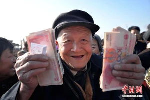 Bí thư chi 7,7 tỷ đồng tặng quà, tiền Tết cho hơn 2.000 dân trong làng