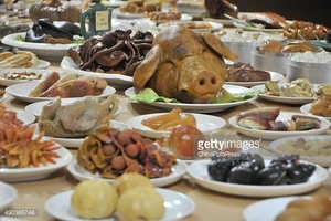 Chiêm ngưỡng bàn tiệc sơn hào hải vị bằng... đá quý