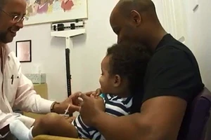 Bác sĩ phải làm gì để bé không khóc khi tiêm thuốc?