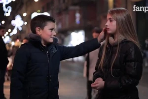 Phản ứng đáng yêu khi cậu bé bị yêu cầu tát bạn gái