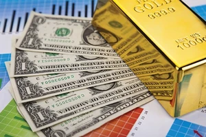 Giá vàng giảm, USD đảo chiều tăng