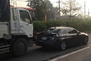 Va chạm liên hoàn, xế hộp bạc tỉ nát đuôi