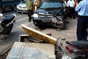 Xe 'điên' tông hàng loạt xe máy trên vỉa hè