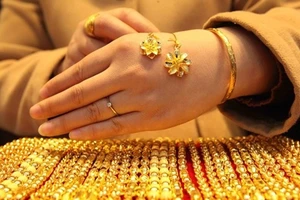 Giá vàng rớt về sát ngưỡng 33 triệu đồng/lượng