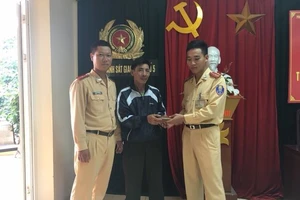 CSGT trả tiền khi nhặt được của dân