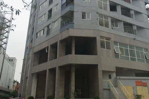 Bé năm tuổi rơi từ tầng 22 xuống đất nguy kịch