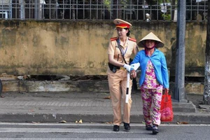 Nữ CSGT Huế: Ngày đầu ra đường làm nhiệm vụ