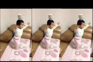 Trố mắt xem bé ba tuổi 'làm xiếc'