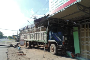 Xe ô tô mất lái tông sập bốn nhà dân