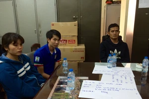 Triệt phá băng nhóm tuồn giày hiệu từ nhà máy ra ngoài