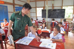 Thăm và chúc tết các chiến sĩ tại cụm đảo Hòn Chuối