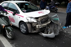Hai taixi bẹp đầu sau cú tông nhau trên đường