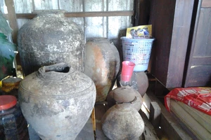 Vớt được nhiều đồ cổ dưới đáy sông Đồng Nai