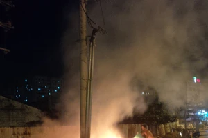 Đốt rác, đốt luôn trụ điện