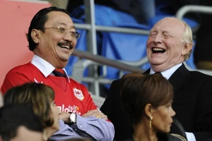 Cầu thủ sa sút vì ... mang vợ theo bên mình