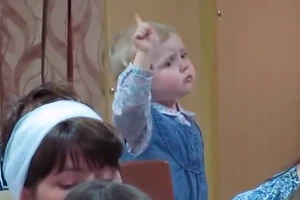 Xem nhạc trưởng nhí đáng yêu điều khiển dàn nhạc