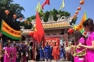 Hàng ngàn người dân dự hội chùa Ông Cù Lao Phố