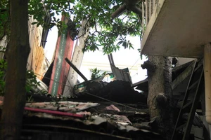 Bê tông đổ ập xuống nhà dân, 13 người thoát chết