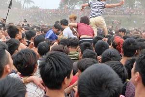 Hàng trăm người giẫm đạp nhau để cướp Phết 