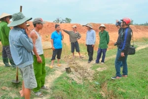 Dân lại chặn xe thi công đường cao tốc