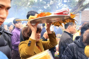 Người dân nghiêm chỉnh xếp hàng chờ xin Ấn