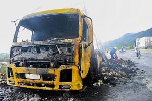 Chiếc xe tải cùng hơn 2.000 thùng mì tôm bị cháy rụi trong đêm