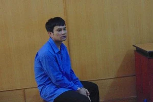 Hai thợ hồ chuốc say chị bán vé số rồi cưỡng bức