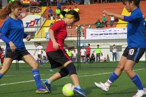 Vui nhộn giải bóng đá nữ công nhân viên chức