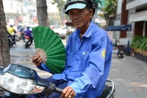 Người Sài Gòn đối mặt với cái nóng như lửa đốt