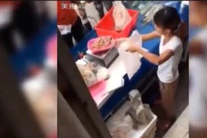 Xem chị chủ quán tráo hàng như làm 'ảo thuật'