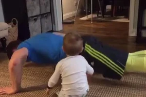 Thích thú xem bé tập thể dục cùng bố