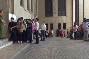 Nhiều người không mua được tiền lưu niệm