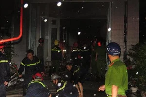 Cơ sở tinh dầu bốc cháy trong đêm