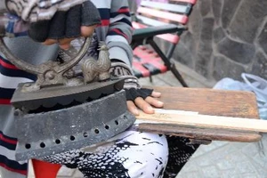 Nghề ép giấy tờ bằng bàn ủi con gà