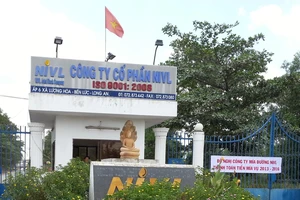 Nông dân căng băng rôn đòi nhà máy trả tiền nợ mía