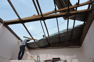 Mưa đầu mùa kèm lốc quật gãy nhiều trụ điện, tốc mái nhà dân