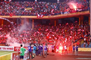 Cổ động viên đất cảng quậy tưng bừng, Hàng Đẫy ngập trong pháo sáng