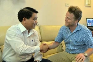 Chủ tịch Hà Nội biểu dương 'ông Tây' dọn rác 