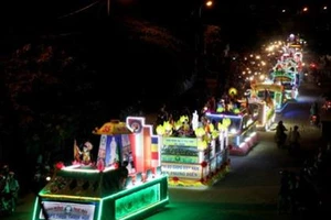 Rực rỡ dàn xe hoa mừng Phật Đản ở Huế