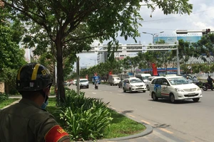 Chùm ảnh đoàn xe đón Tổng thống Obama vào sân bay Tân Sơn Nhất