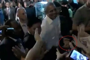 Giải mã hành động tháo nhẫn trước khi bắt tay của ông Obama