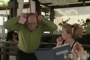 Choáng với cách giới thiệu thực đơn của anh bồi bàn