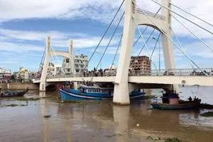 Clip: Giải cứu tàu mắc kẹt dưới gầm cầu sông Cà Ty