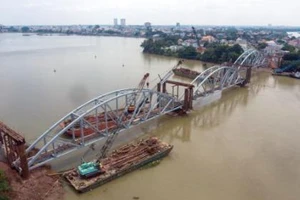 Lắp xong nhịp vòm thép cuối cùng của cầu Ghềnh mới
