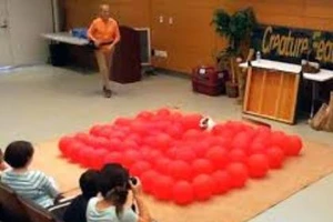 Ngộ nghĩnh chú chó lập kỷ lục nhờ đập bong bóng