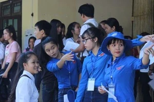 Hàng ngàn thí sinh làm thủ tục thi THPT quốc gia 