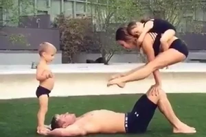 Há hốc mồm với gia đình cùng tập Yoga 