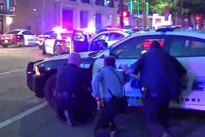 Màn đấu súng kinh hoàng khiến 5 cảnh sát Mỹ thiệt mạng