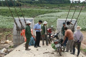 Chùm ảnh: Cầu xây xong, đường đi chẳng thấy